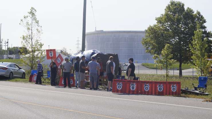 Teamsters union members picketing near Indian Road and Plank Road in Sarnia. August 22, 2024. (Photo by Natalia Vega)