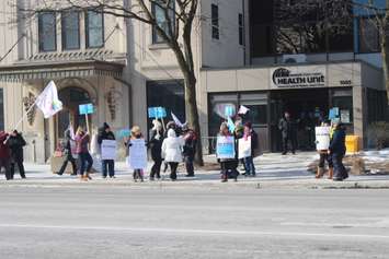 Members of the Ontario Nurses Association picket outside the Windsor-Essex County Health Unit on March 8, 2019. Photo by Mark Brown/Blackburn News.