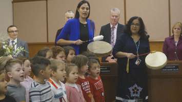 Students from Aamjiwnaang’s Binoojiinyag Kino Maagewgamgoos Early Learning Centre perform the national anthem at the inaugural meeting for the 2022-2026 Sarnia council term. November 15, 2022 Photo by Melanie Irwin
