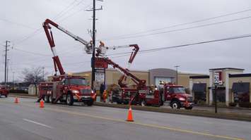 Bluewater Power crews fixing an outage on London Road in Sarnia. 10 March 2020. (BlackburnNews.com photo by Colin Gowdy)