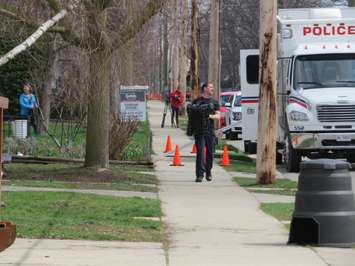 A member of the London police Explosive Disposal Unit carries the bomb disposal robot to 820 Princess Ave., April 11, 2017. (Photo by Miranda Chant, Blackburn News)