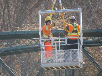 Construction crews work to remove Blackfriars Bridge for rehabilitation, November 27, 2017. (Photo by Miranda Chant, Blackburn News)