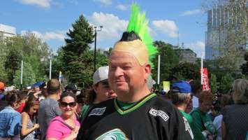 London Knights fan awaits the team's arrival in Victoria Park, May 30, 2016. Photo by Miranda Chant, Blackburn News.