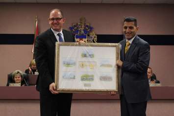 Windsor Mayor Eddie Francis receives a key to the city from Windsor's new Mayor-elect Drew Dilkens, November 17, 2014. (photo by Mike Vlasveld)