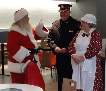 Chief Norm Hansen chatting with Santa and Mrs. Claus. December 5, 2018. (Photo by the Sarnia Police Service)