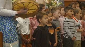 Students from Aamjiwnaang’s Binoojiinyag Kino Maagewgamgoos Early Learning Centre perform the national anthem at the inaugural meeting for the 2022-2026 Sarnia council term. November 15, 2022 Photo by Melanie Irwin