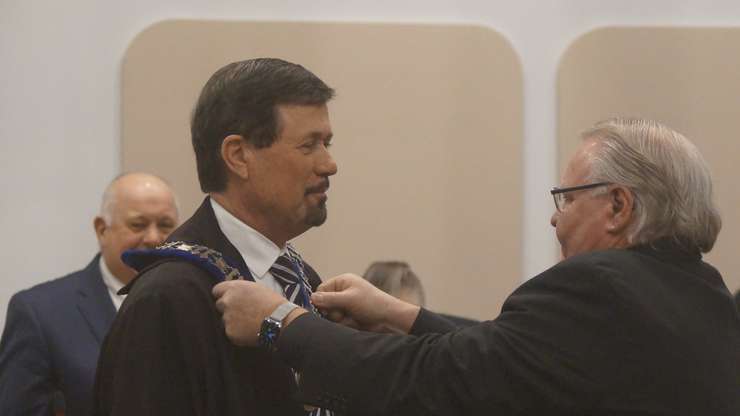 Former warden Bill Weber and Lambton County Warden Kevin Marriott. December 7, 2022. (Photo by Natalia Vega)