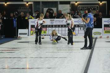 One of Jennifer Jones' throws as she defeated Silvana Tirinzoni. September 27, 2018. (Photo by Greg Higgins)