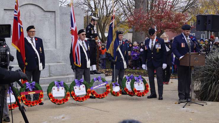 Les Jones places wreath at the cenotaph on behalf of the Royal Canadian Legion Branch 62. November 11, 2025. (Photo by Natalia Vega)