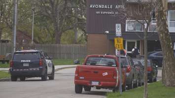 Sarnia police entering the Avondale Apartments. April 25, 2023. (Photo by Natalia Vega)