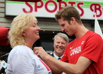 Derek Drouin signs MP Marilyn Gladu's shirt at Olympic homecoming Aug. 27, 2016 (BlackburnNews.com photo by Dave Dentinger)