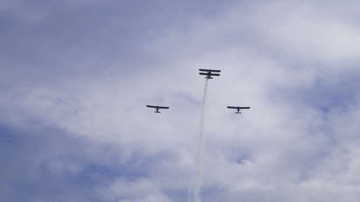 Planes fly overhead during Remembrance Day service at Aamjiwnaang First Nation. November 10, 2023. (Photo by Natalia Vega)