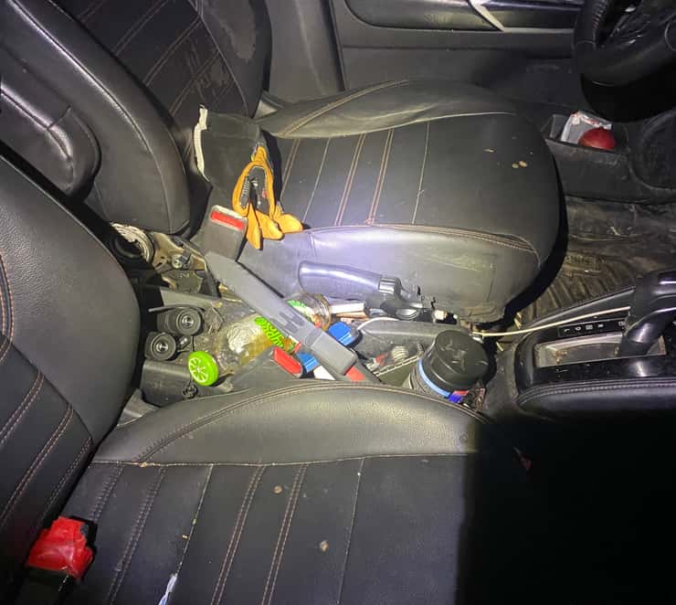 Pellet gun and kitchen knife found in a vehicle by Sarnia police (courtesy of: Sarnia Police Service on X)