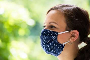 Woman wearing cloth face mask. (© Can Stock Photo / AndreyPopov)