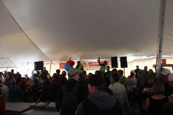 People inside the World Records tent waiting for the corn on the cob challenge. September 22, 2018. (Photo by Natalia Vega).