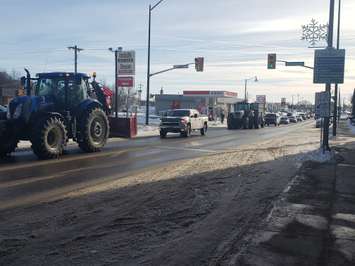 An anti-mandate convoy moving on the main street of Wingham on February 5, 2022. (Blackburnmedia.ca image)