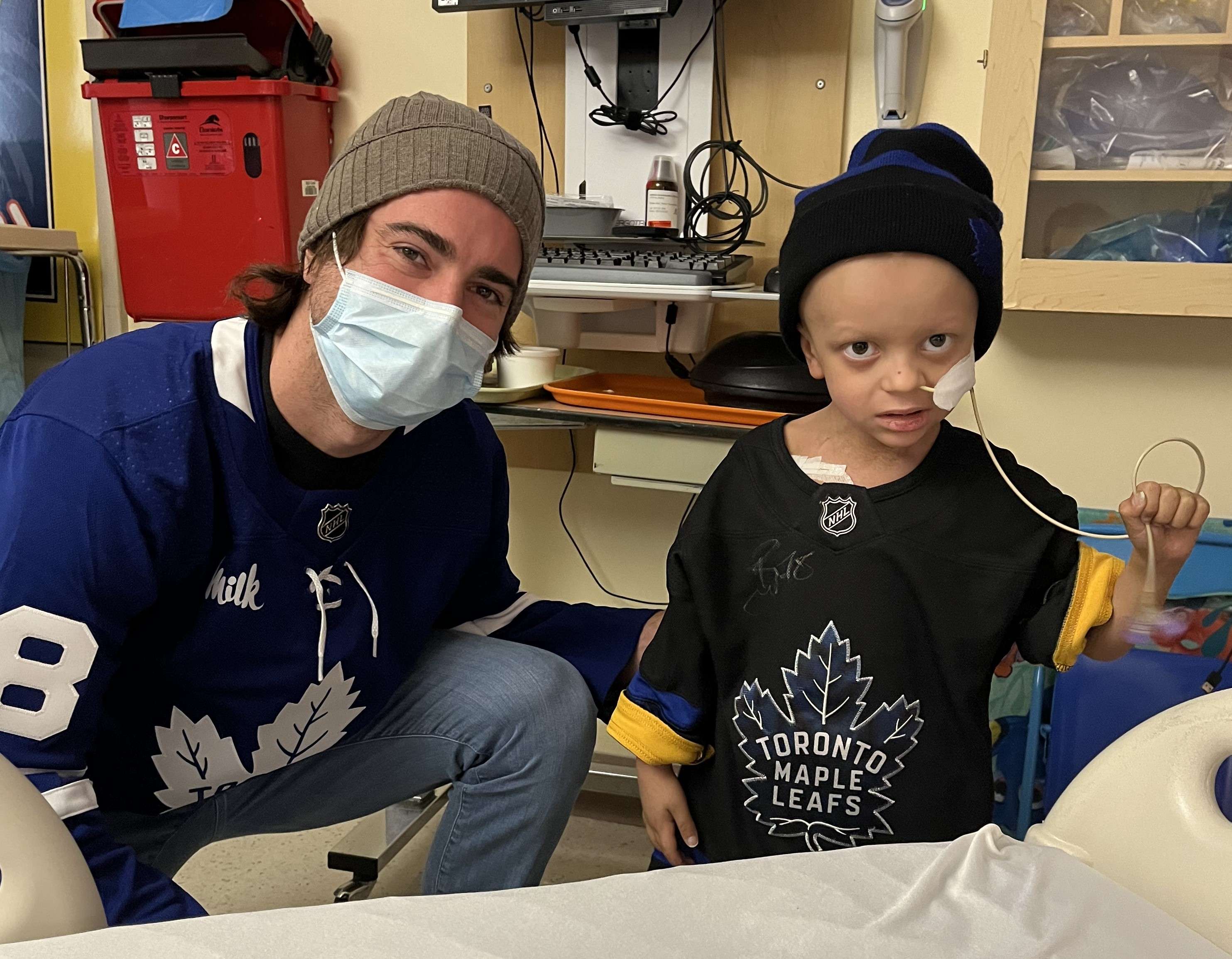 Hometown hockey player brightens Chatham boy s hospital stay