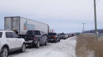 Vehicles lined at the side of Oil Heritage Road. January 27, 2022. (Photo by Natalia Vega)