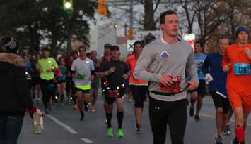 Thousands take part in the 2014 Detroit Free Press/Talmer Bank Marathon.  (Photo by Adelle Loiselle.)
