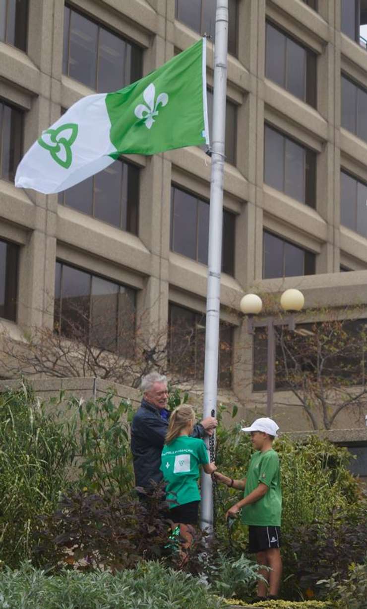Sudents helped Sarnia Mayor Mike Bradley raise the Franco-Ontarian flag. September 25, 2024. (Photo by Natalia Vega) 