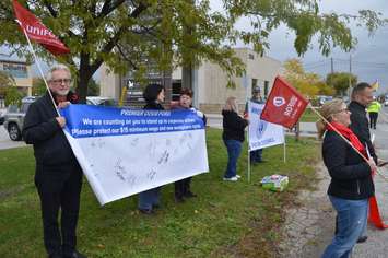 Union members hold a demonstration on Dougall Ave to protest the Ontario government repealing a $15-per-hour minimum wage, November 2, 2018. Photo by Mark Brown/Blackburn News.