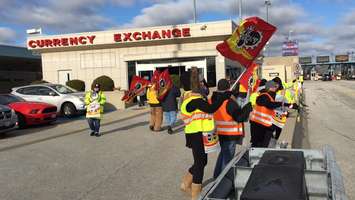 Members of thePSAC Local 501 picket at the Blue Water Bridge Currency Exchange after walking off the job. Monday November 21, 2016 BlackburnNews.com photo by Melanie Irwin
