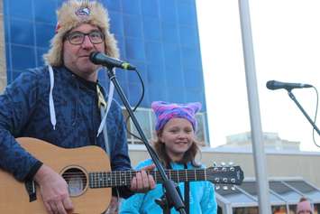 Don McArthur and his daughter perform before the Women's March rally in Windsor January 20, 2018.  (Photo by Adelle Loiselle)