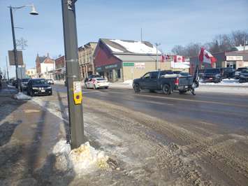 An anti-mandate convoy moving on the main street of Wingham on February 5, 2022. (Blackburnmedia.ca image)