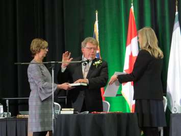 Mayor Ed Holder reads his declaration of office at the inaugural council meeting at the London Convention Centre, December 3, 2018. (Photo by Miranda Chant, Blackburn News)