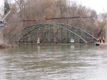 Construction crews work to remove Blackfriars Bridge for rehabilitation, November 27, 2017. (Photo by Miranda Chant, Blackburn News)