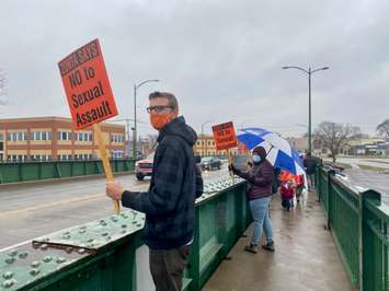 Zonta Club Rally on the Bridge in Chatham on November 25, 2020 (Photo by Allanah Wills)
