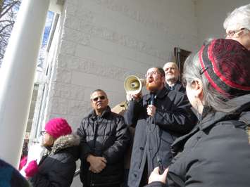 London Muslim Mosque Imam Abd Alfatah Twakkal speaks at a solidarity rally at the London Muslim Mosque, January 30, 2017. (Photo by Miranda Chant, Blackburn News.)