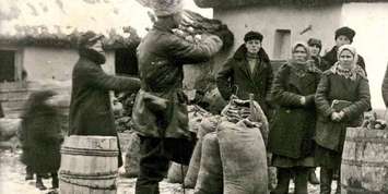 Soliders confiscate grain from peasants in Novokrane, Ukraine in 1932. (Photo courtesy of the University of Alberta)